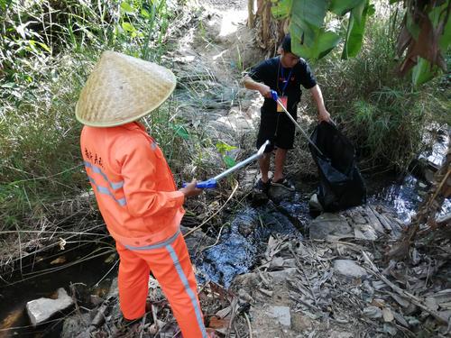网格员与保洁员一起对河道及周边环境卫生进行清理整治.