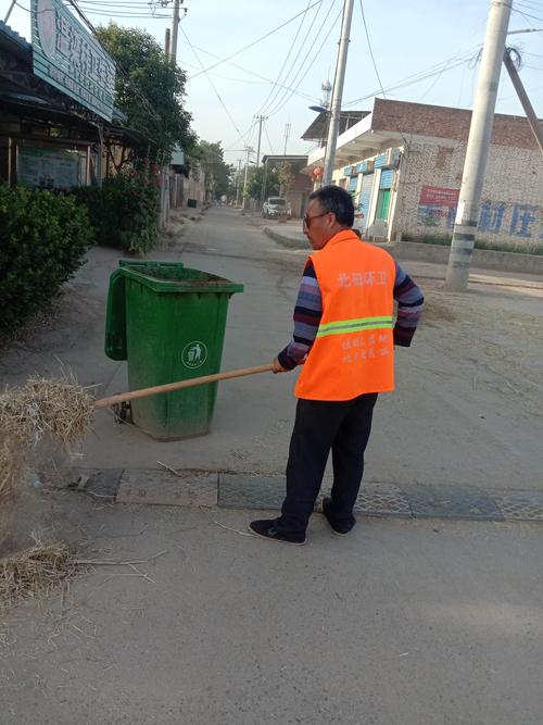 温梁村迎十四运6名保洁员一辆垃圾车对村人居环境卫生整治拉运垃圾5吨