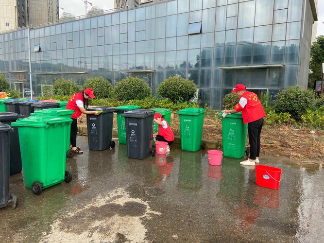 分类宣传"行动,社区组织物业人员,志愿者对青年城垃圾桶进行清洁消杀
